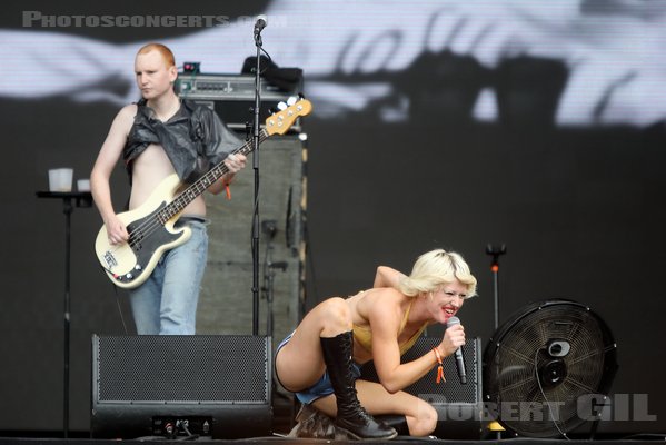 AMYL AND THE SNIFFERS - 2023-08-27 - SAINT CLOUD - Domaine National - Grande Scene - Amy Taylor - Fergus Romer